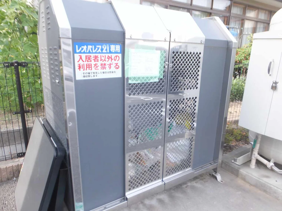 敷地内にゴミ庫が設置されておりゴミ捨てに便利です