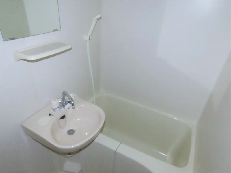 洗面台とユニット式のお風呂です