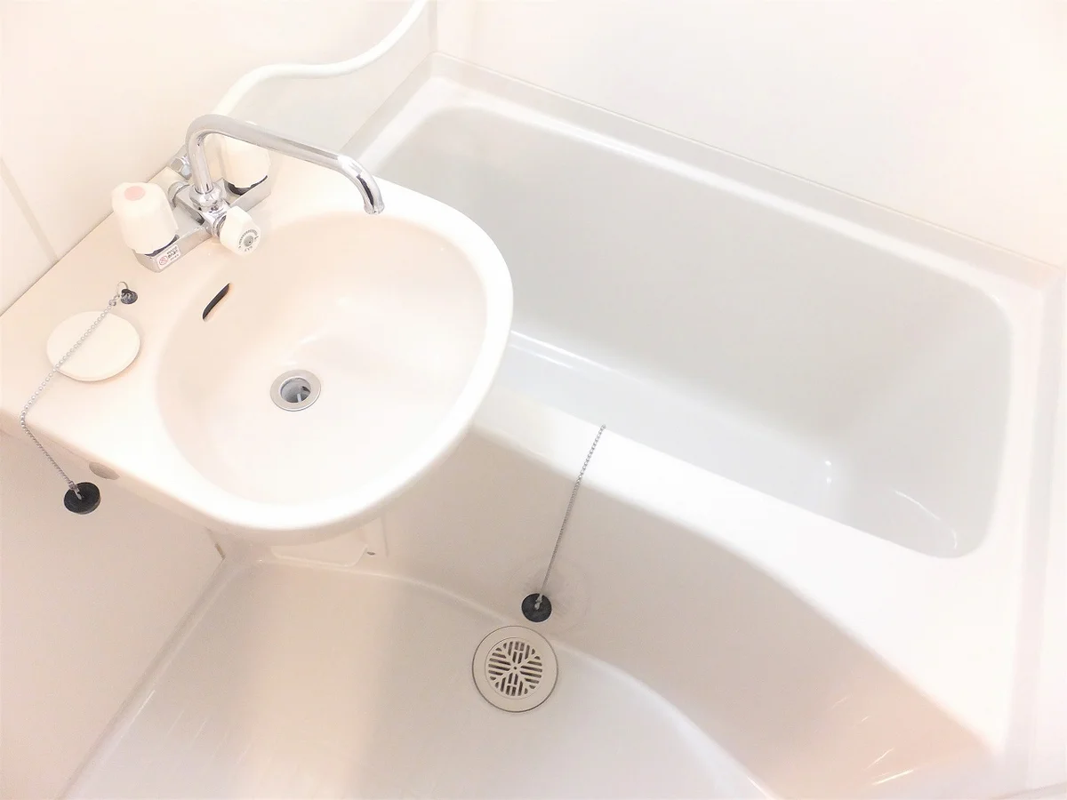 洗面台とユニット式のお風呂です