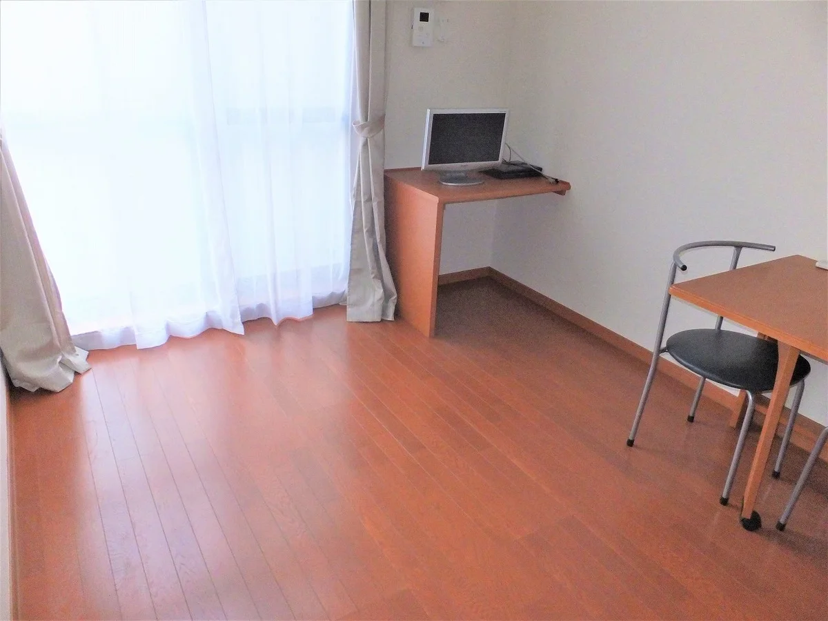 カーテンやテーブル、テレビも備え付けです