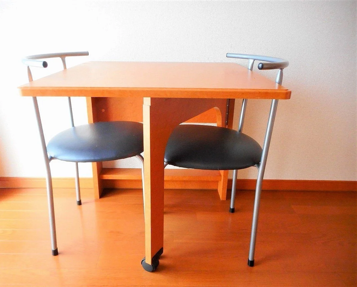 テーブルは折り畳み式です