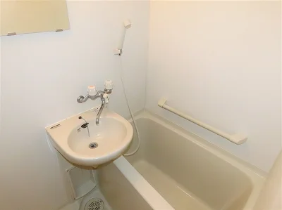 洗面台とユニット式のお風呂です