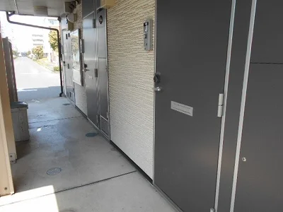 1階玄関前の写真です。