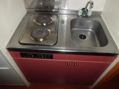 電気コンロ付のミニキッチン。