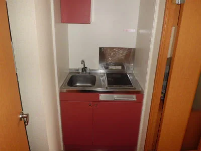 使いやすいフラットタイプの電気コンロ付ミニキッチン。