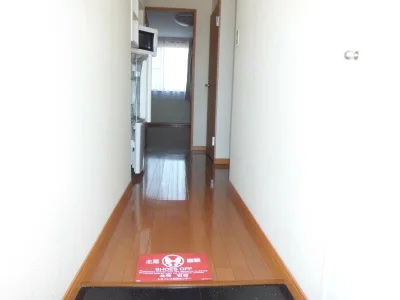 光沢鮮やかなフローリング。