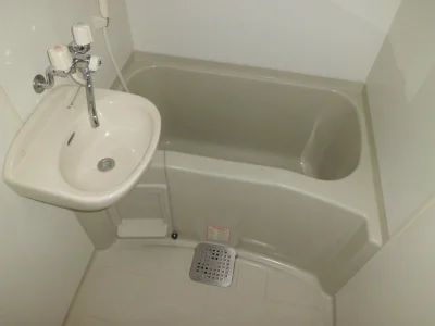 洗面台付バスルーム。