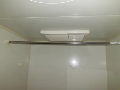浴室乾燥機。洗濯物を干せます。
