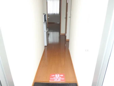 通路を通って、奥が居室。