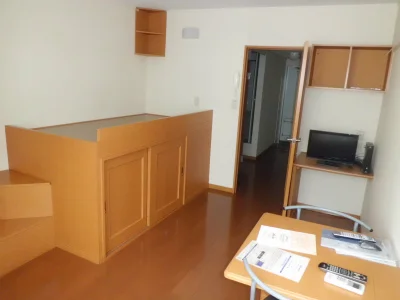 ベッド、テレビ、机、イス・・・便利な設備がいっぱいです。