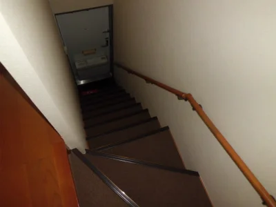 階段の先が玄関です。