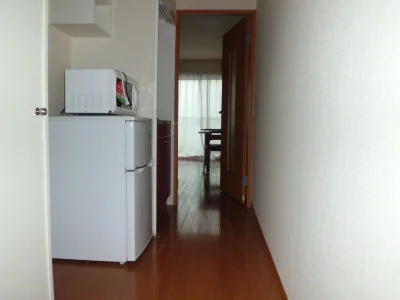 木目調のフローリングが美しい室内です。