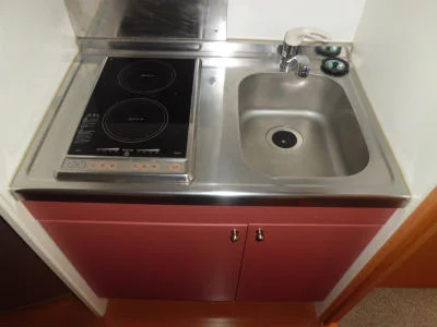 フラットタイプの電気コンロ付ミニキッチン。