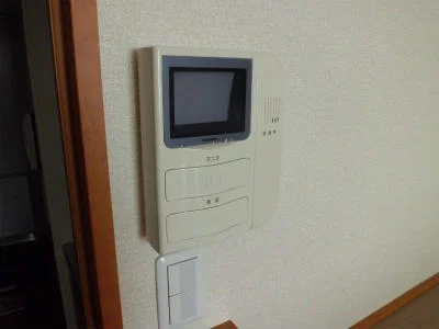 玄関先の来客の顔がバッチリ映るモニターホン。