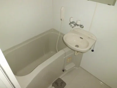 洗面台付バスルーム。