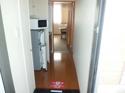 左側壁面にシューズボックスがあります。