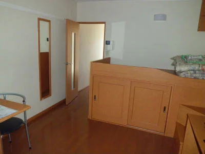 窓際から見た玄関方向。