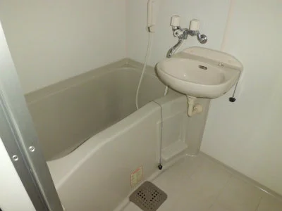 洗面台付バスルーム。