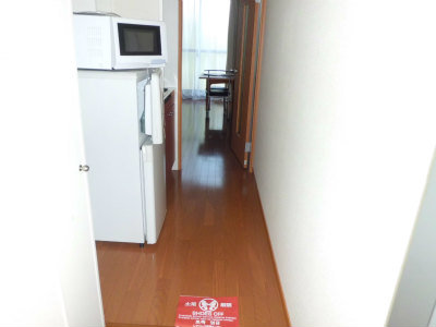 光沢のあるフローリングが奥まで続きます。