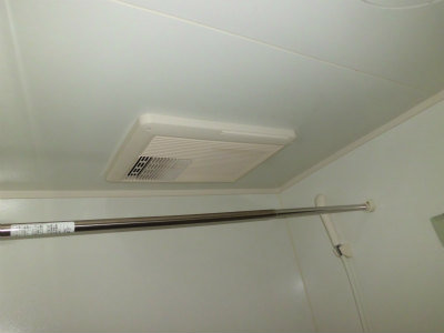 浴室乾燥機。洗濯物の乾きにくい天気の時に役立ちます。