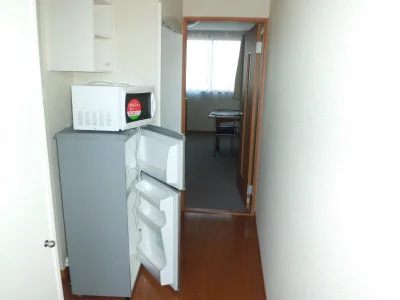 左側の扉が下駄箱。冷蔵庫とレンジの奥に台所流し台。