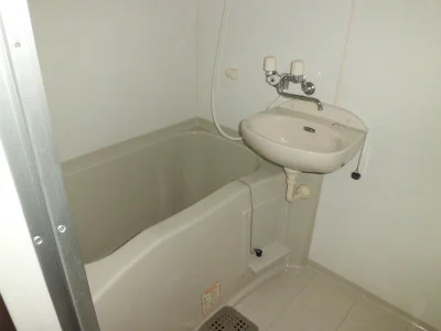 洗面台付バスルーム。