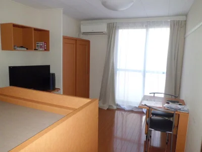 家具・家電がいろいろついた居室。