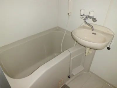 洗面ボウル付バスルーム。