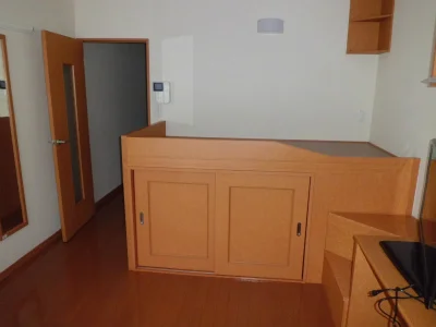 ベッド。下部は収納として有効活用。