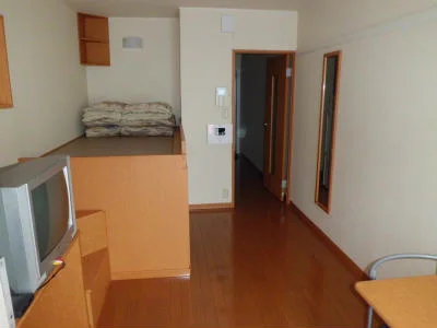 窓側から玄関方向を見ると・・・