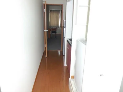 通路の奥が居室です。