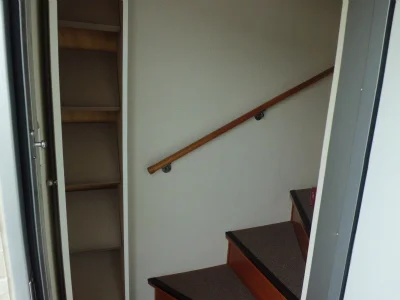 玄関は１階。部屋の中に階段があります。