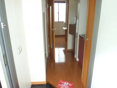 奥が居室。コンパクトな造りです。