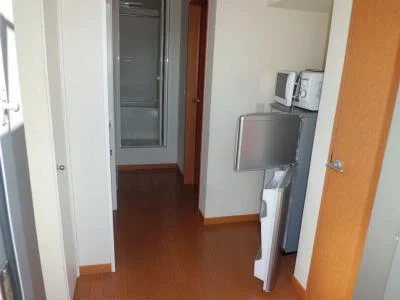 右側の扉がトイレ。奥が浴室です。