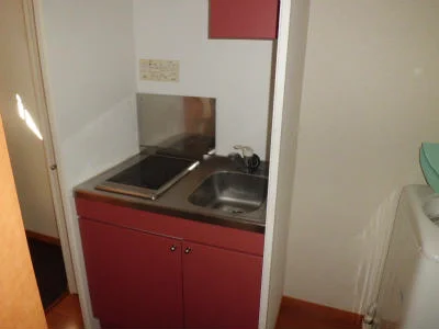 電気コンロ付の流し台。