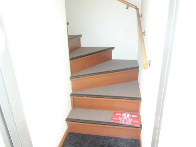 玄関は１階。階段を昇って居室へ・・・