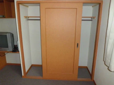 丈の長い服もたっぷり入る収納。