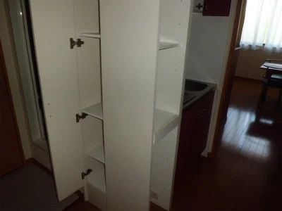 キッチンと風呂場の横に位置する棚。