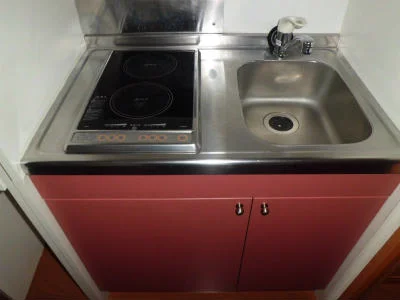 ２口電気コンロ付のミニキッチン。