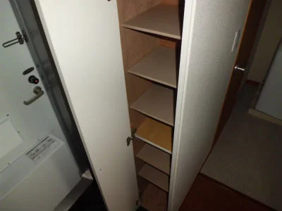 下駄箱。可動式棚なので、ブーツも収納できます。