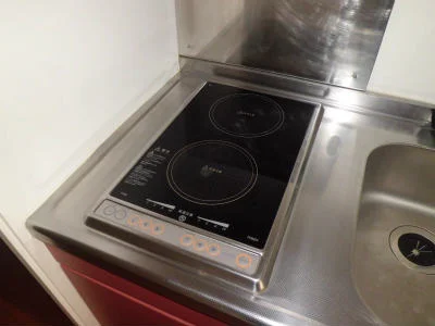 掃除のしやすいフラットな電気コンロ。