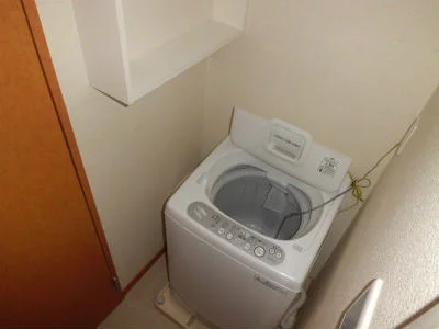 洗濯機の横の棚に洗剤等を置けます。