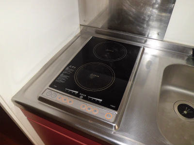 掃除のしやすいフラットな電気コンロ。