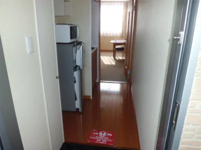 手前から、玄関、キッチン、居室。