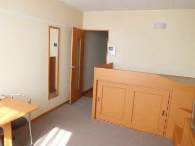 居室入口には、大きな姿見が設置してあります。