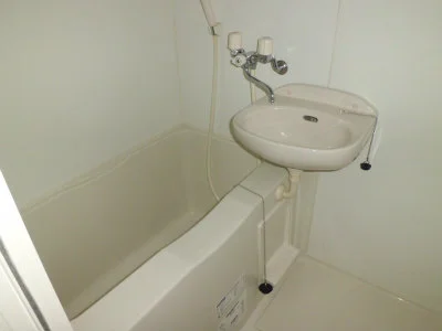 洗面台付バスルーム。