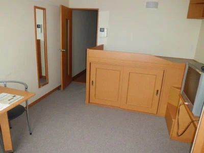 居室入口に、姿見が設置してあります。