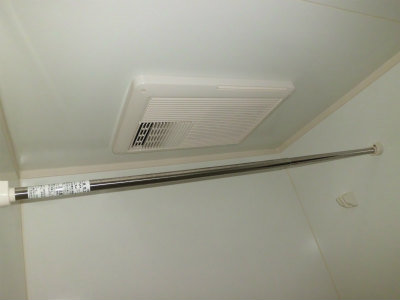 浴室乾燥機。洗濯物を乾かせます。