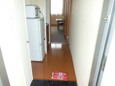 奥にカーペット張りの居室が窺えます。