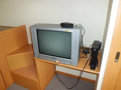 テレビの横にある端末がレオネットです。